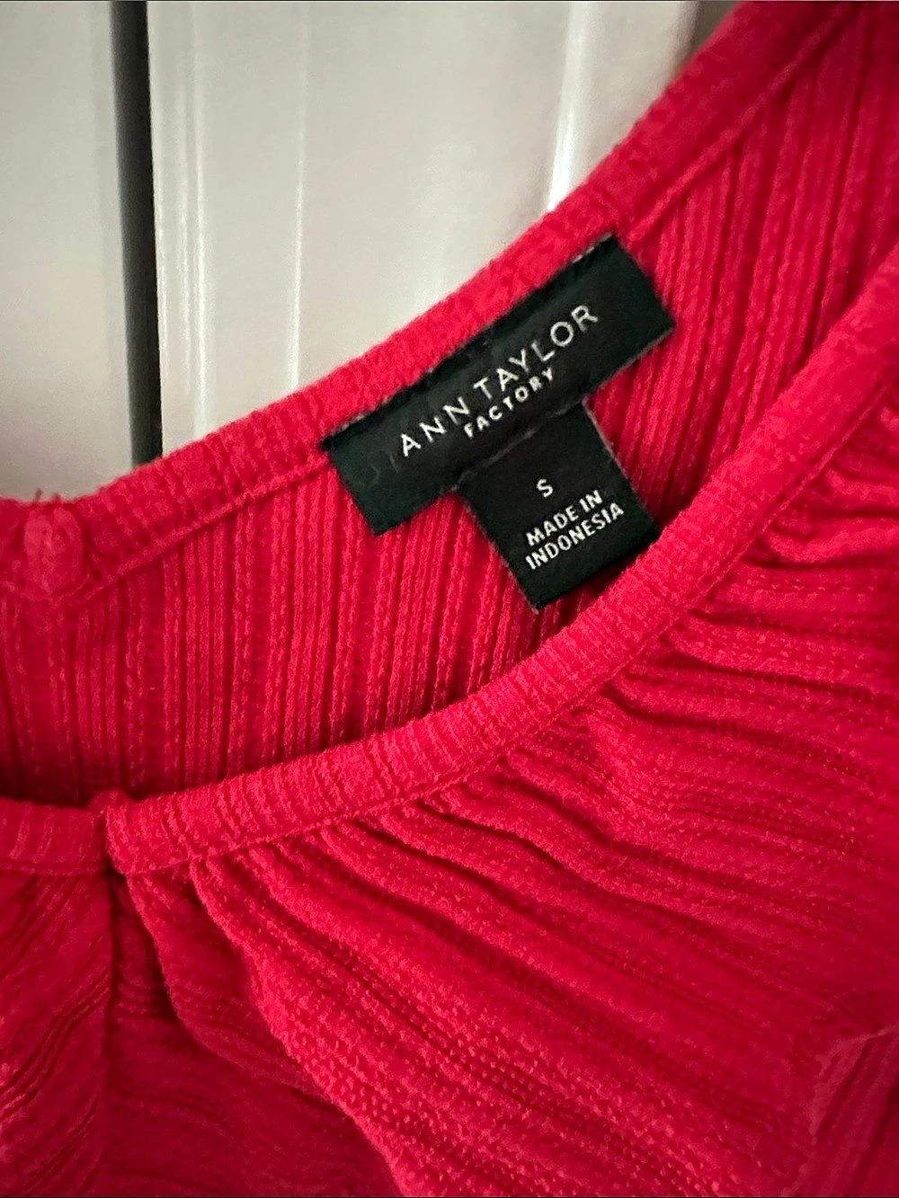 Ann Taylor Factory Ruffle Neck Tank Top in Raspberry Size Small Like New - Picture 3 of 5